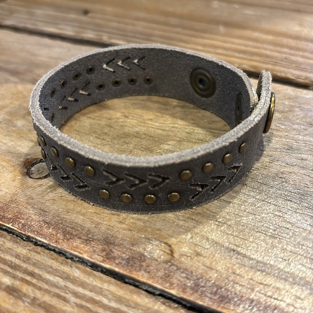 Brown snap wrist studded bracelet - Picture 2 of 4